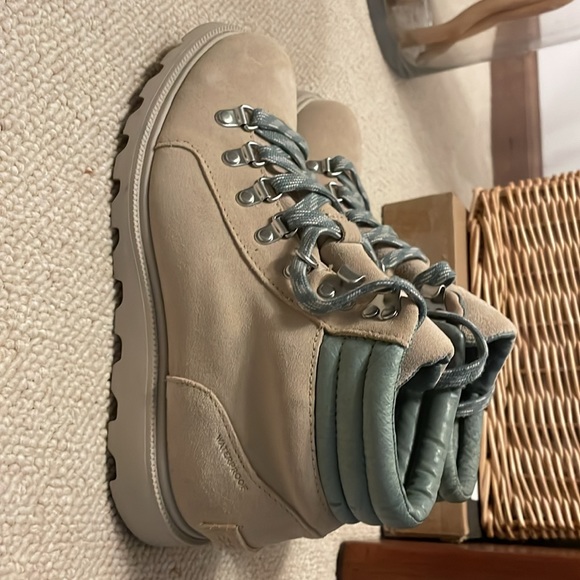 Sorel hiking/fall/winter boots, Size 8, NWOT, beige & sage - Picture 2 of 5